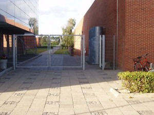 Indgang mellem gymnasium og fritidscenter